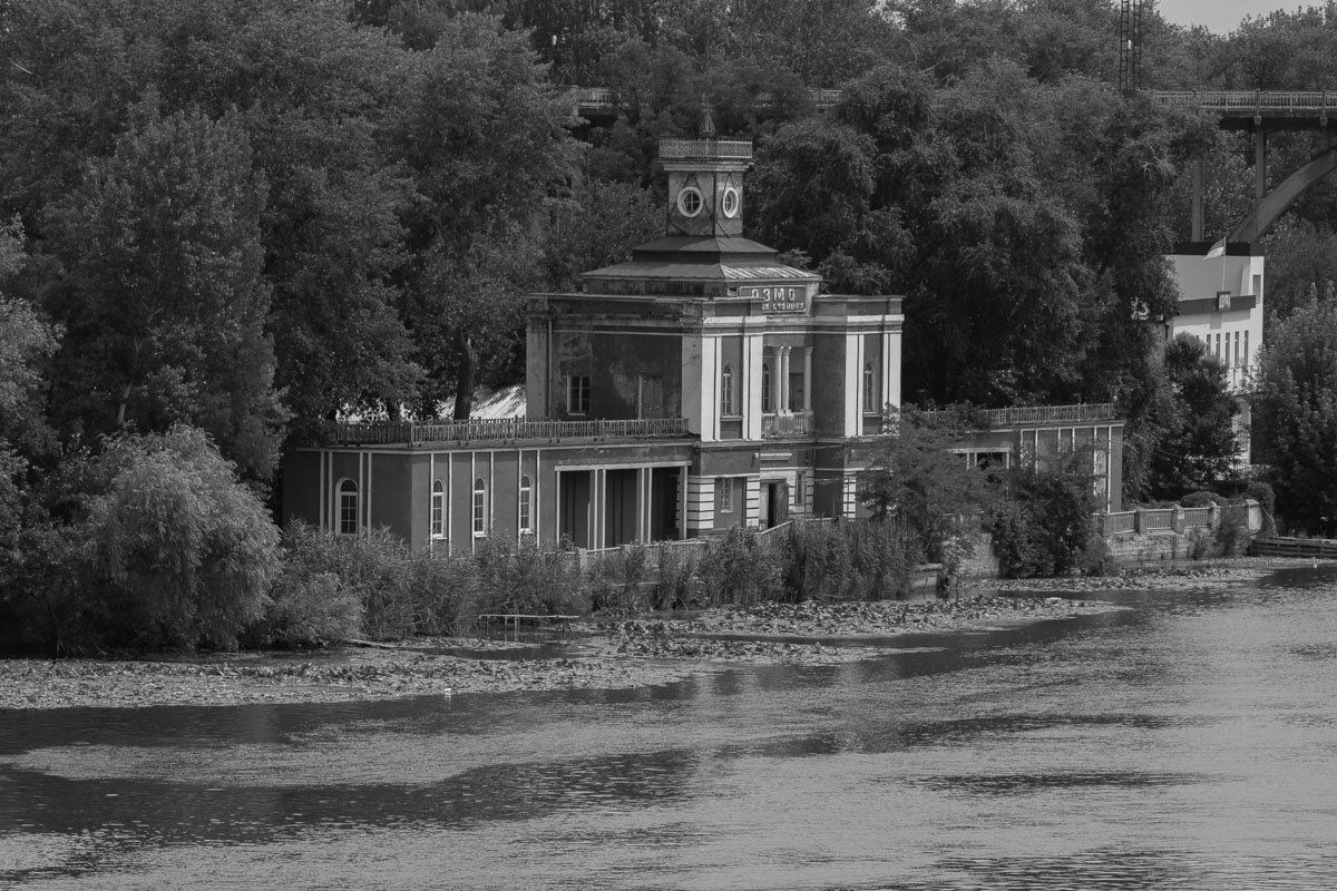 Здания тонут в серости Здания тонут в серости