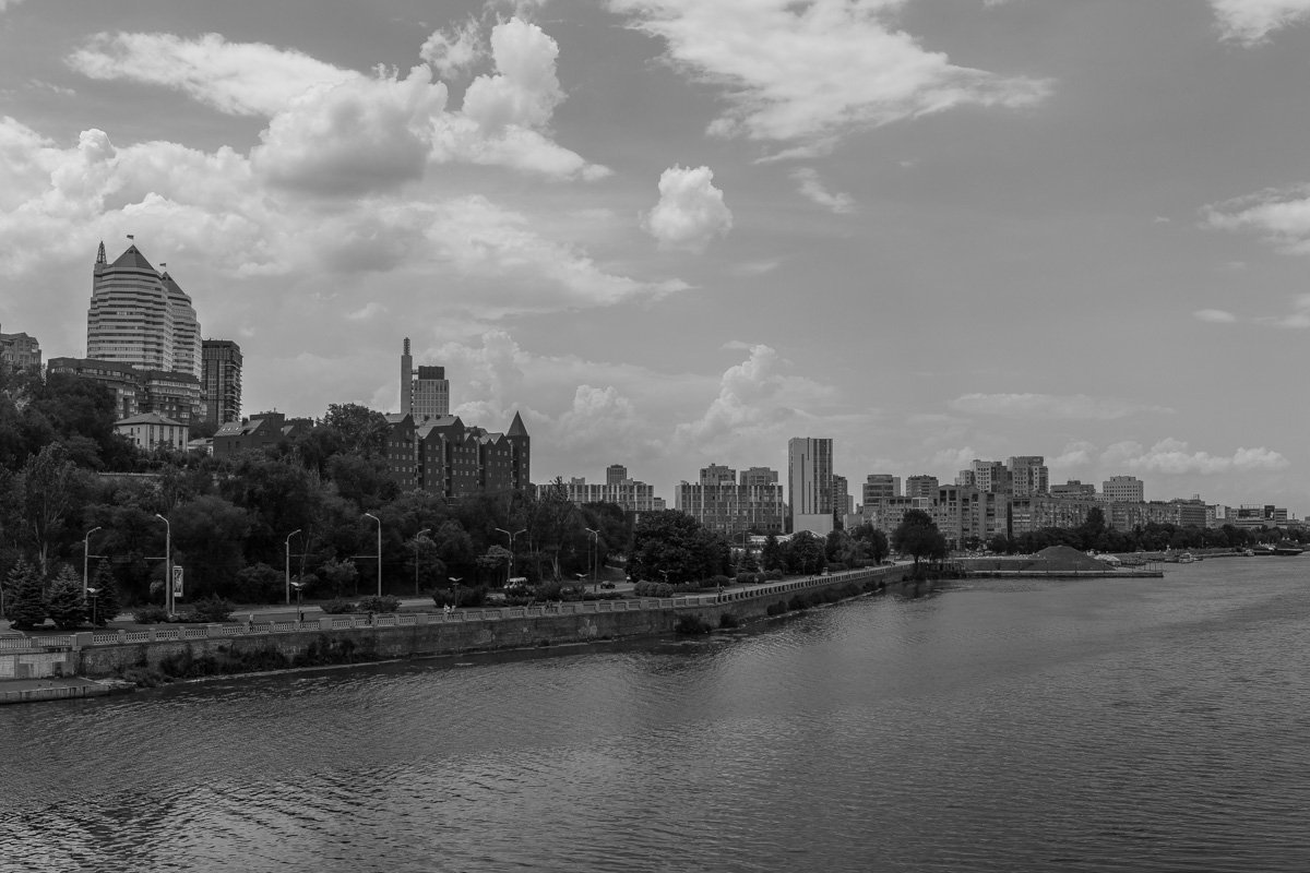 Башни, словно карандаши, разрисовывают небо Башни, словно карандаши, разрисовывают небо