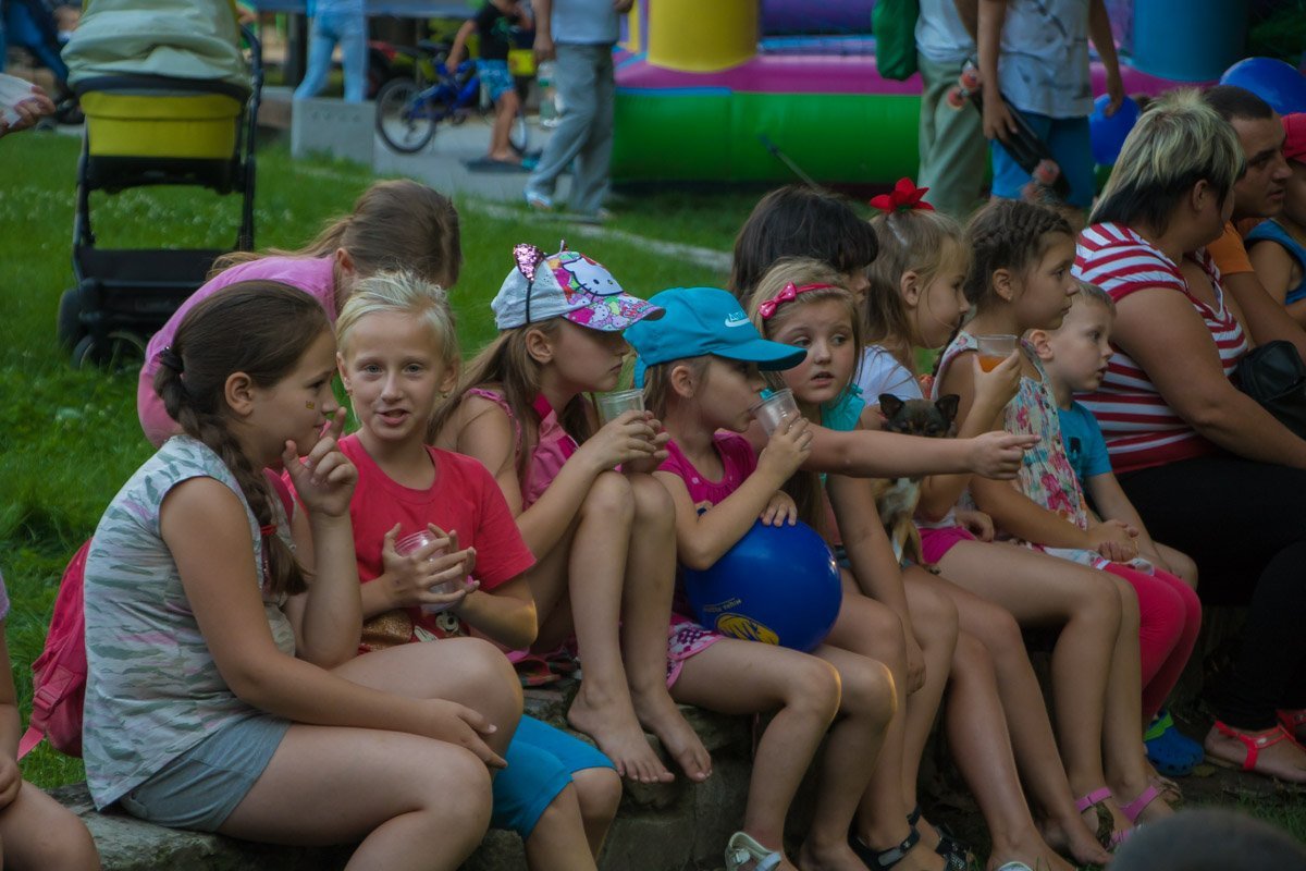 Ребята со всех окрестностей собрались вместе посмотреть мультфильм Ребята со всех окрестностей собрались вместе посмотреть мультфильм