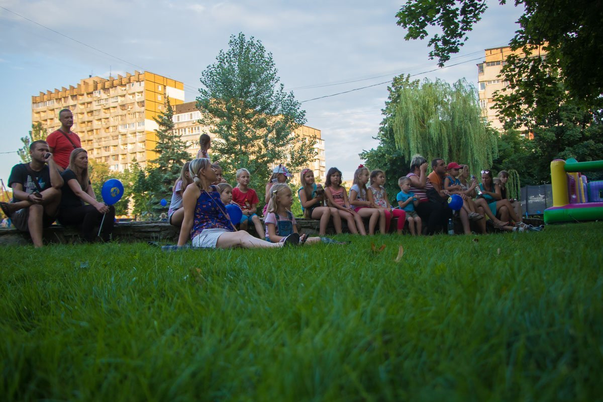 Летним вечером особенно приятно посидеть на травке Летним вечером особенно приятно посидеть на травке