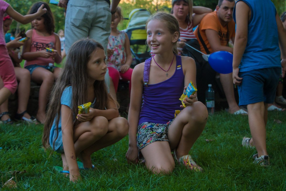 Малышей угощали сладостями Малышей угощали сладостями