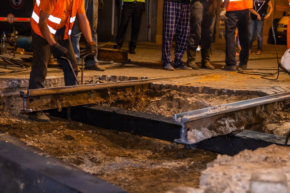 Устанавливают новые рельсы Устанавливают новые рельсы