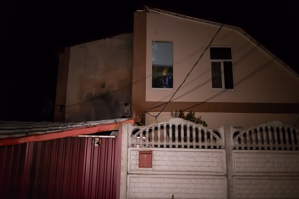 Из-за пылающего автомобиля загорелась крыша Из-за пылающего автомобиля загорелась крыша