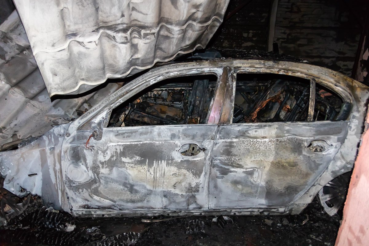 Автомобиль сгорел дотла Автомобиль сгорел дотла