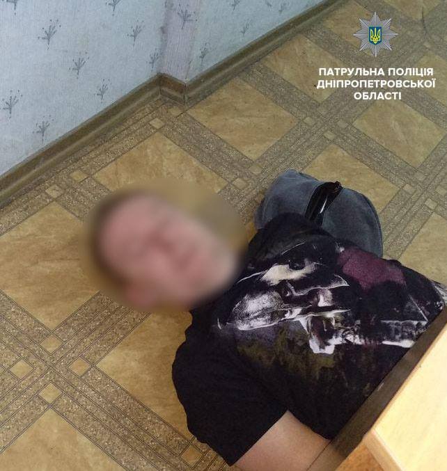 Мужчину задержали и доставили в отделение полиции Мужчину задержали и доставили в отделение полиции