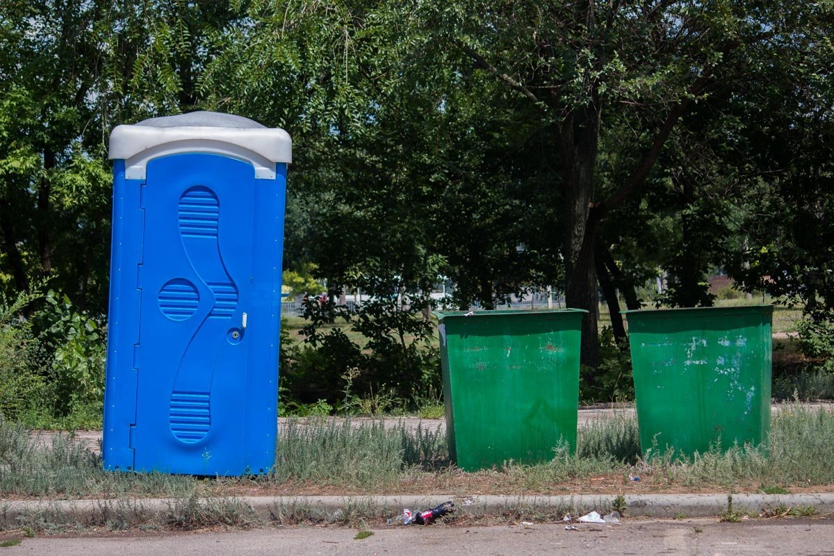 Биотуалет и контейнеры для мусора