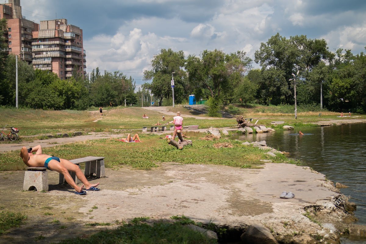 Скамейки редко пустуют, ведь это отличное место, чтобы принять солнечную ванну...