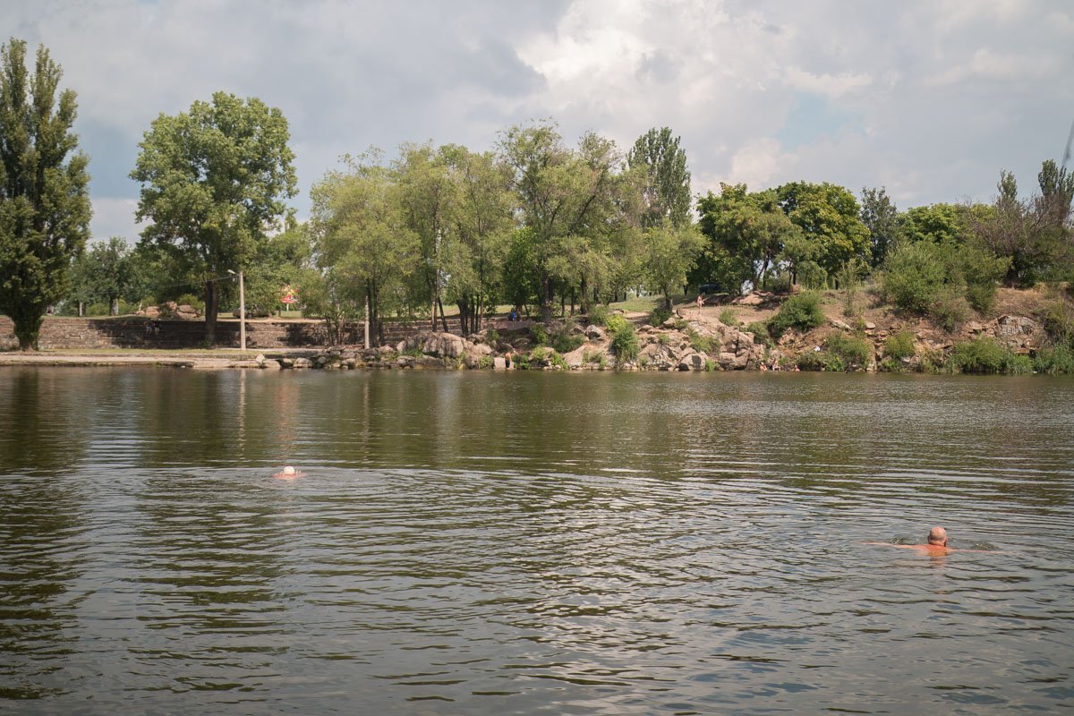 Вода в карьере не такая грязная и зеленая как в Днепре