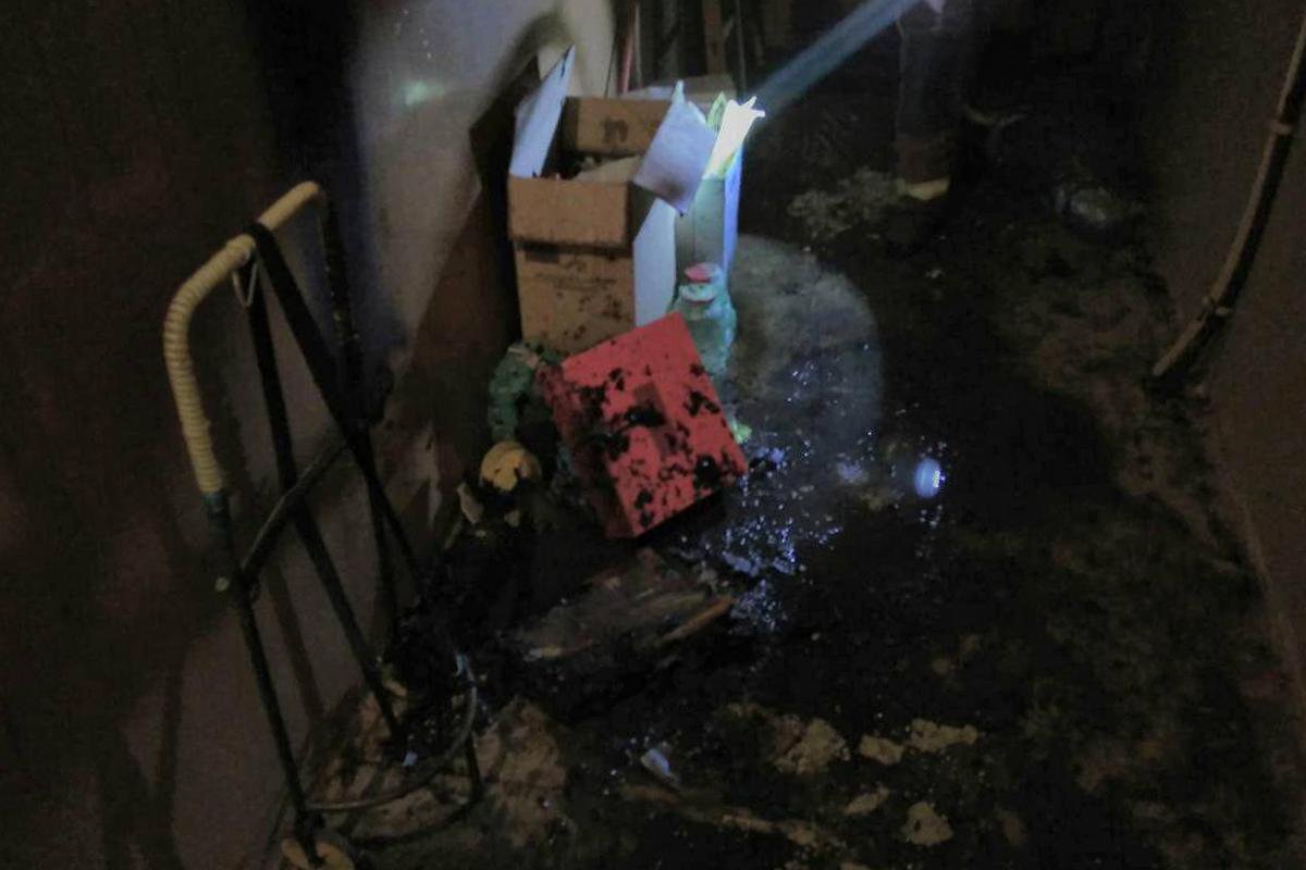 В тамбуре возле квартиры загорелся картон