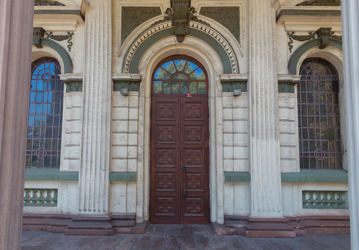 Здание имеет крестовидную форму с четырьмя выходами, расположенными с каждой стороны Здание имеет крестовидную форму с четырьмя выходами, расположенными с каждой стороны