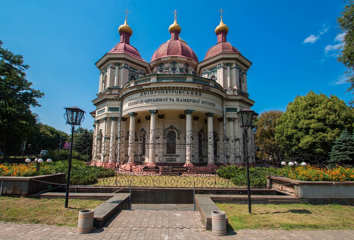 Территория дома огорожена забором, поэтому пройти туда крайне сложно Территория дома огорожена забором, поэтому пройти туда крайне сложно