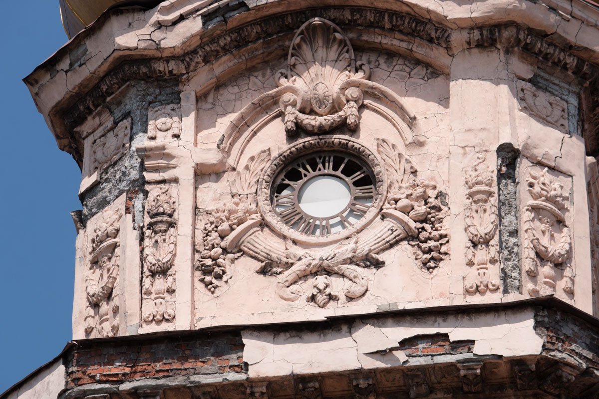 Старые часы, застывшие десятки лет назад Старые часы, застывшие десятки лет назад