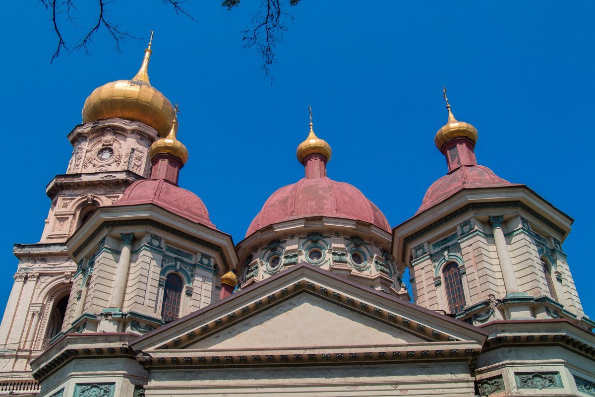 Над угловыми камерами возвышаются граненые башни с небольшими золотыми куполами Над угловыми камерами возвышаются граненые башни с небольшими золотыми куполами