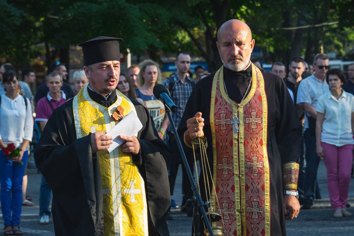 Почтить память усопших пришло несколько десятков человек. Почтить память усопших пришло несколько десятков человек.