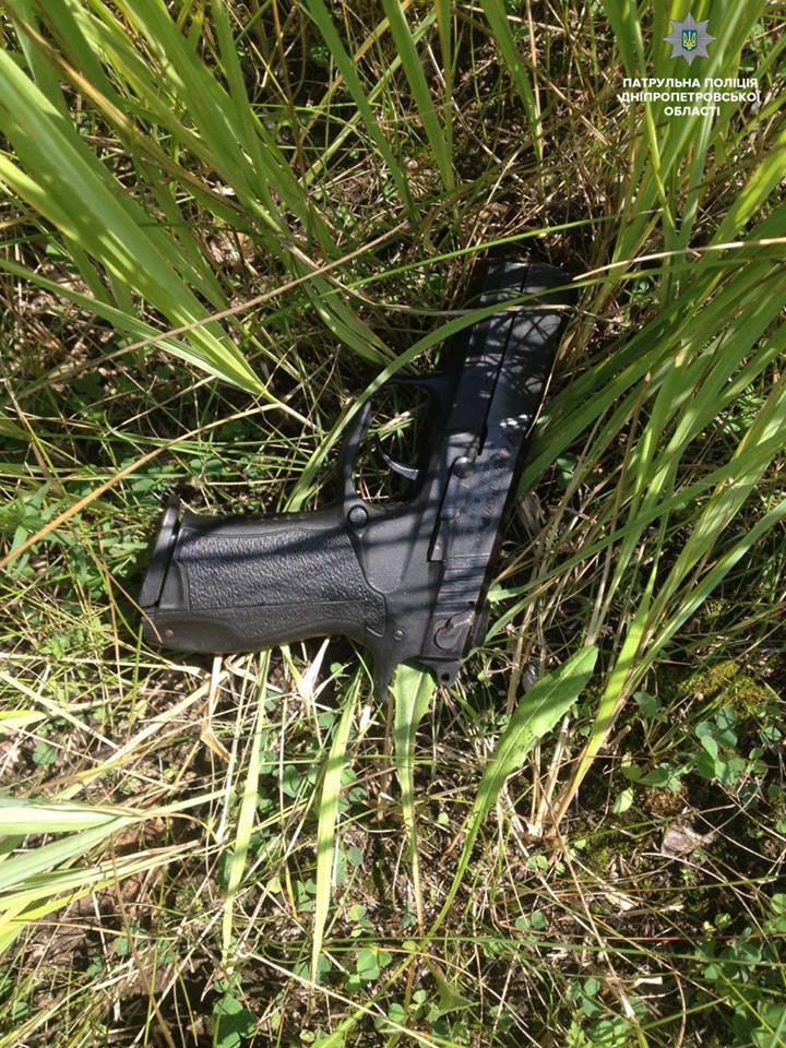 Оружие лежало возле автомобиля Оружие лежало возле автомобиля