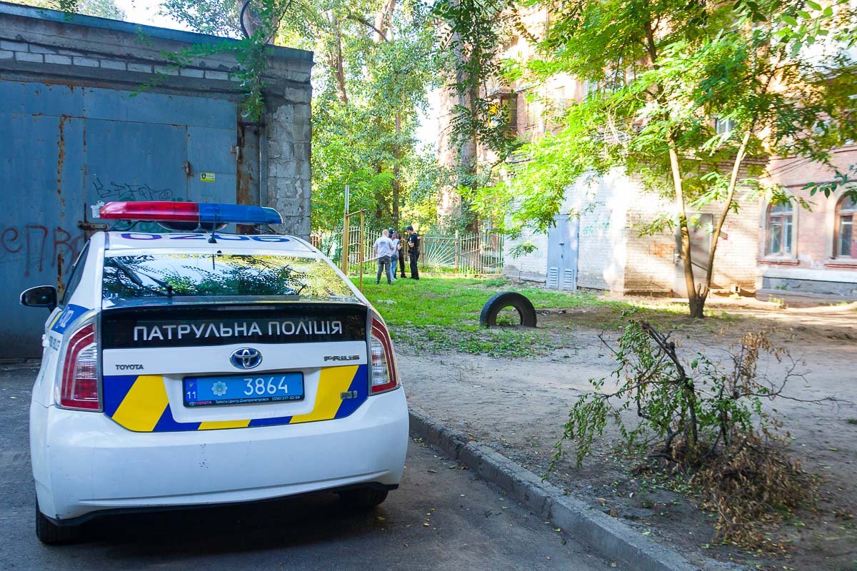 На место вызвали следственно-оперативную группу и судебно-медицинских экспертов На место вызвали следственно-оперативную группу и судебно-медицинских экспертов