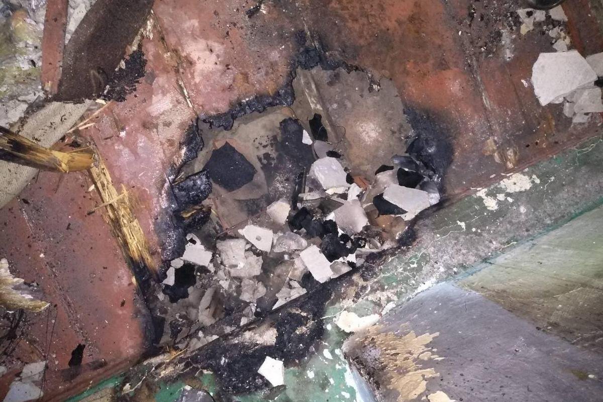 Вероятно, возле газовой печи загорелся деревянный пол Вероятно, возле газовой печи загорелся деревянный пол