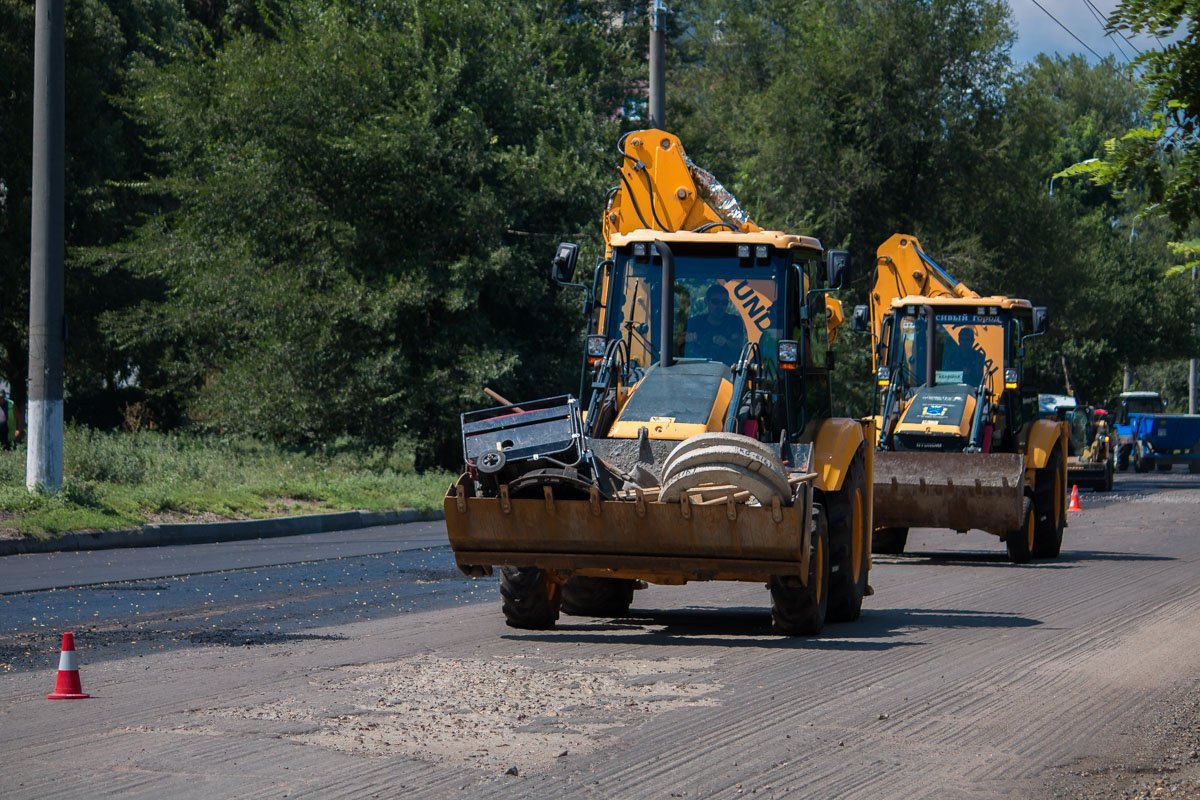 Коммунальный транспорт занял две полосы движения