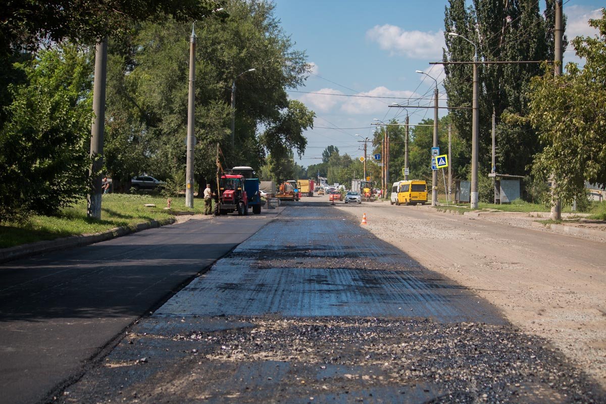 Коммунальщики двигаются в сторону левобережного кладбища