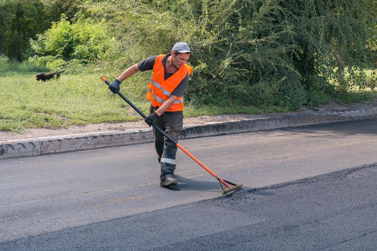 Мужчины трудятся не покладая рук