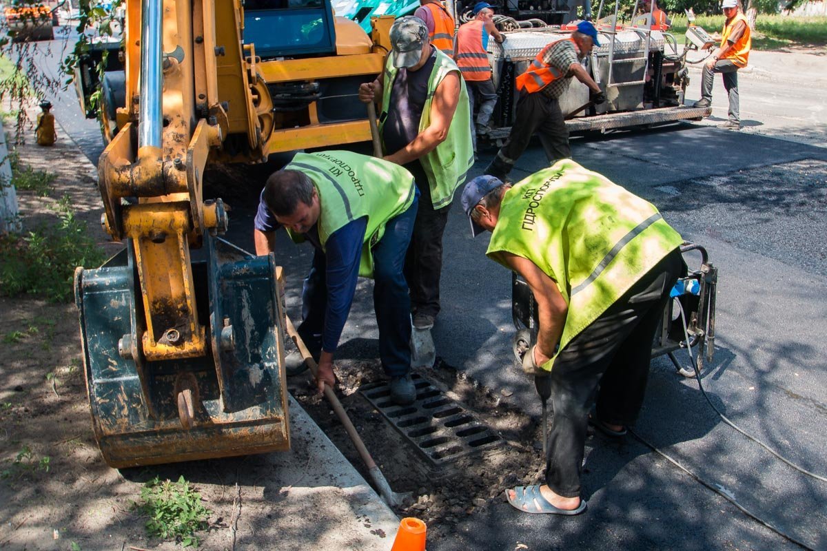 Дорога дорогой, а ливневки тоже чистить надо