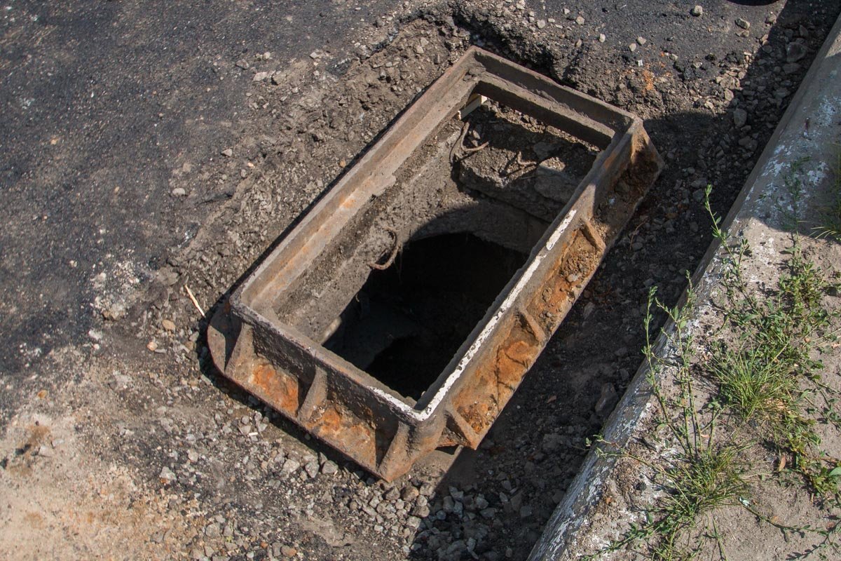 По Березинской курсирует в основном грузовой транспорт, поэтому большинство ливневок были забитыми