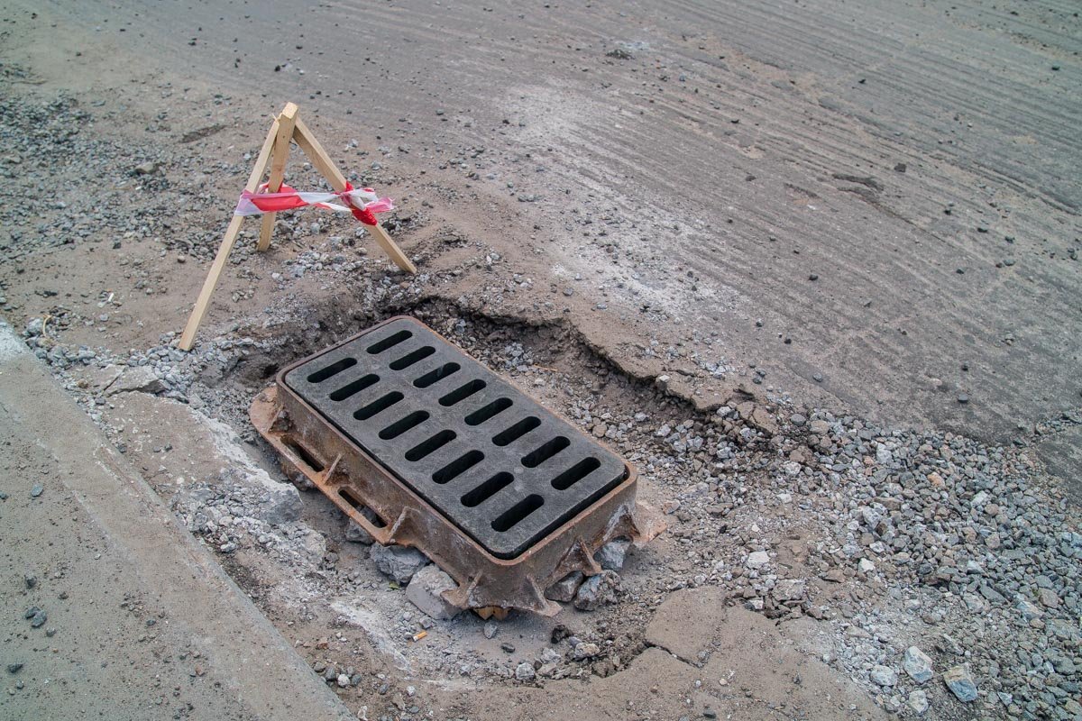 Следующий этап - залить ее под уровень асфальта