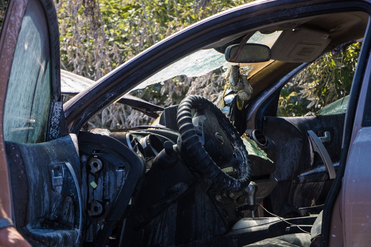 Обгорел и салон автомобиля