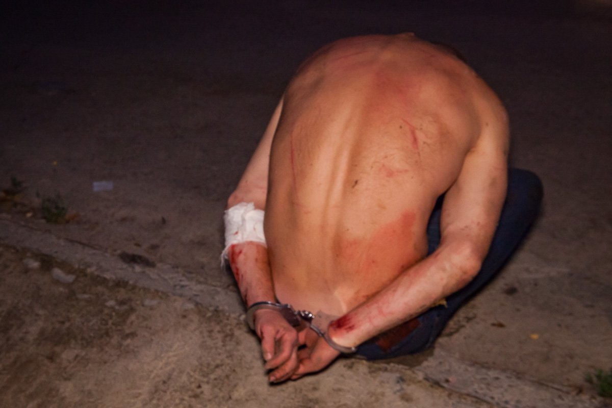 Один из мужчин так сильно хотел скрыться от правоохранителей, что прыгнул в балку