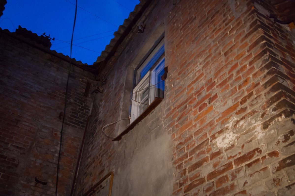 Мужчины проникли в квартиру через окна