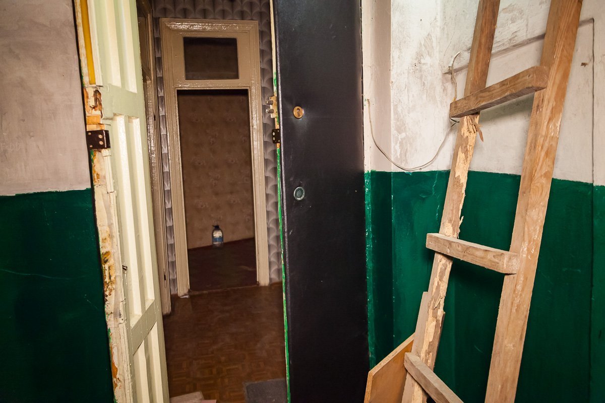 Мужчины вышли с награбленым через дверь