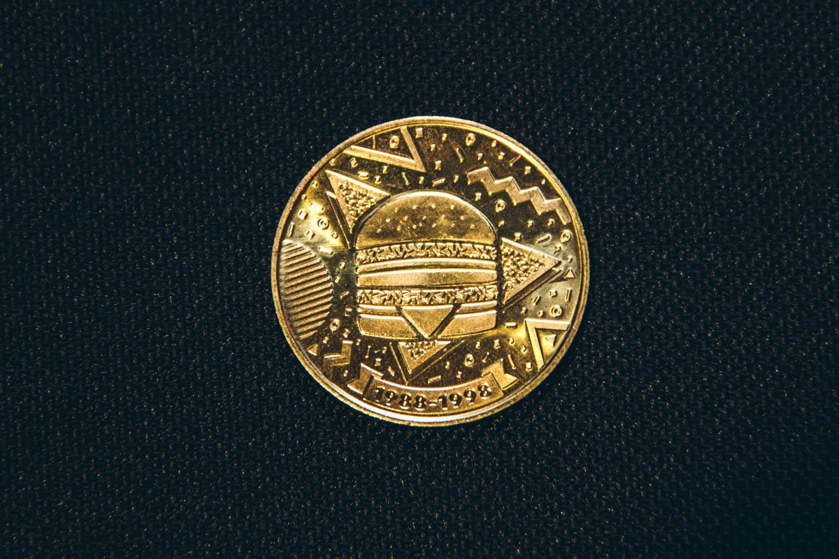 Геометрические фигуры и абстрактные линии можно увидеть на монете, посвященной 90-м Геометрические фигуры и абстрактные линии можно увидеть на монете, посвященной 90-м