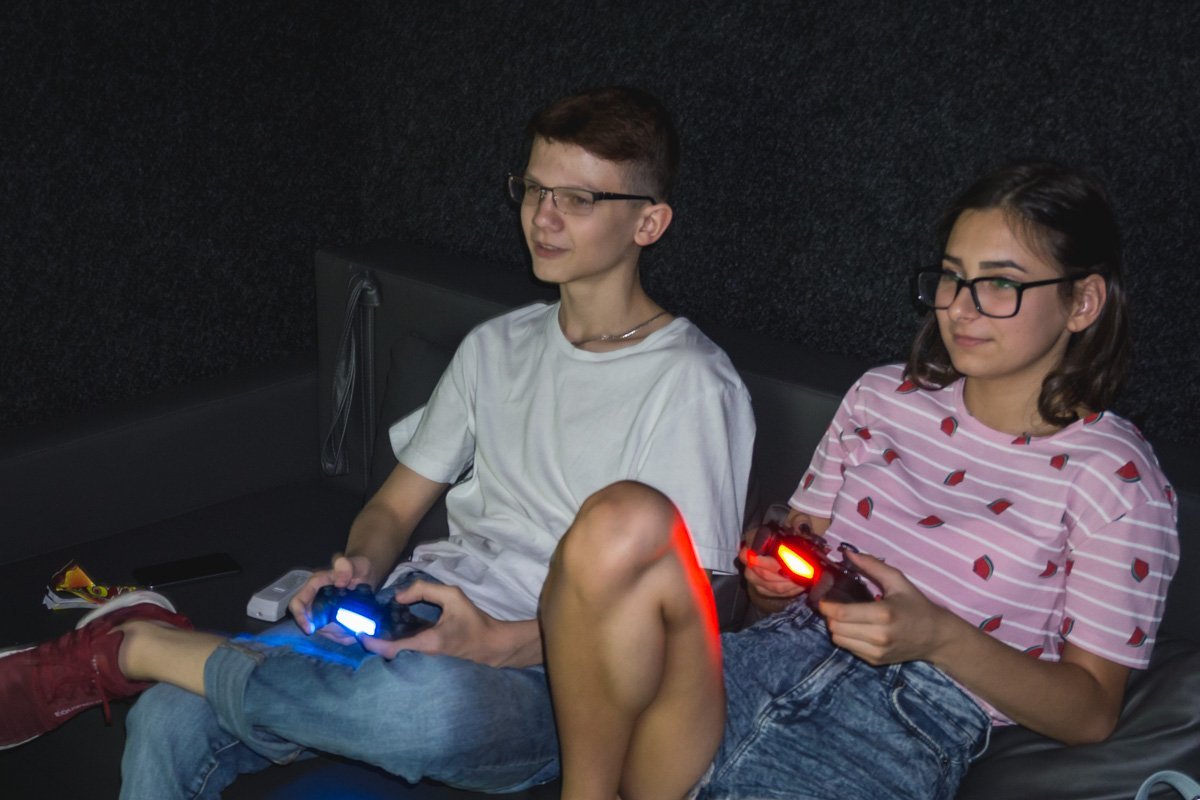 В кинобоксе можно посмотреть кино или поиграть в игры на Playstation