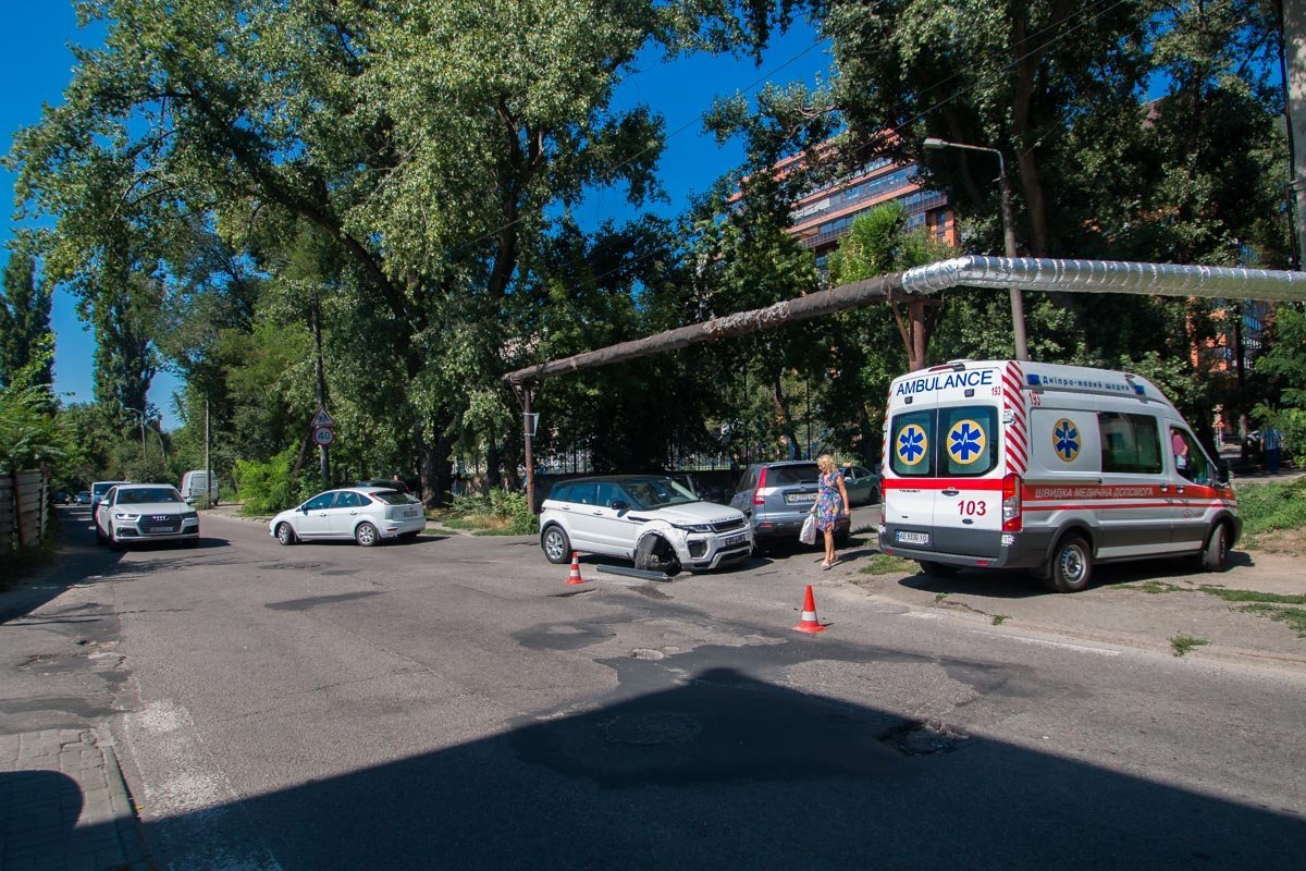 2 августа, около 9:30, на перекрестке улиц героев Крут и Академика Чекмарева столкнулись автомобили Range Rover и Honda