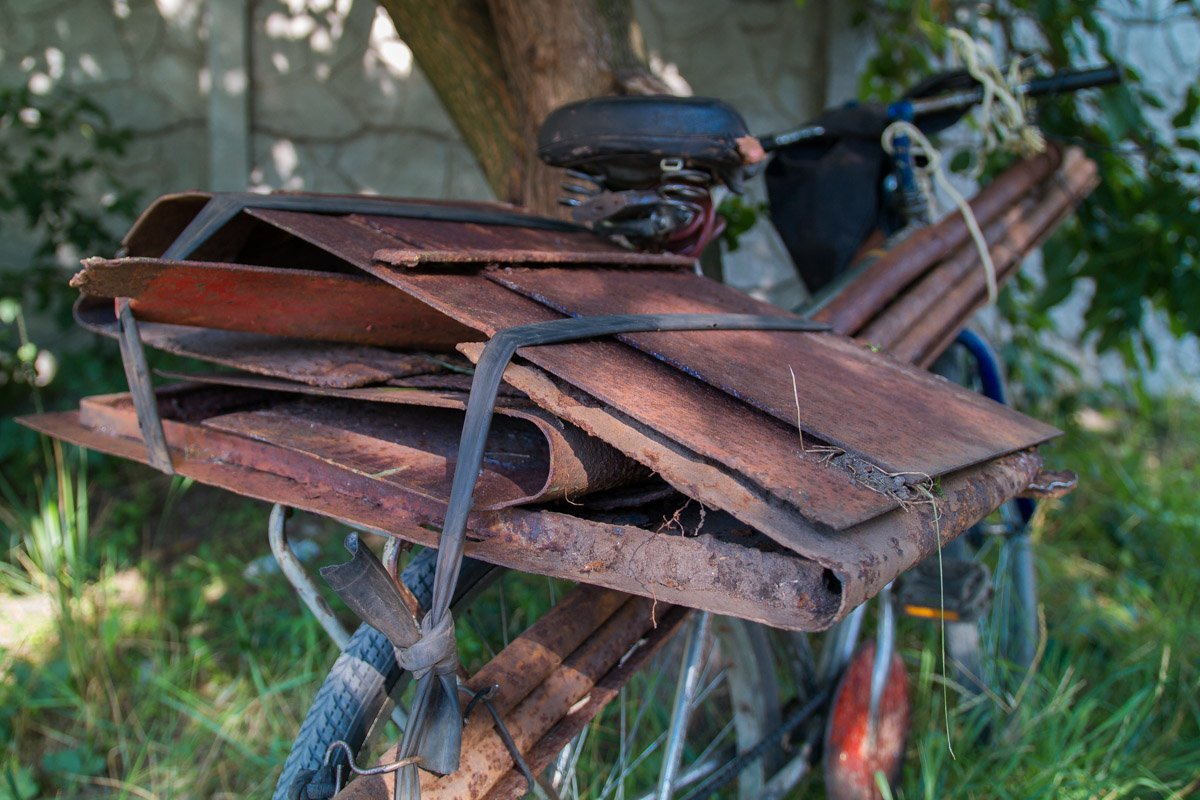Пока патрульные обслуживали вызов, недалеко от них проходил мужчина с велосипедом, на котором вез металлические детали Пока патрульные обслуживали вызов, недалеко от них проходил мужчина с велосипедом, на котором вез металлические детали