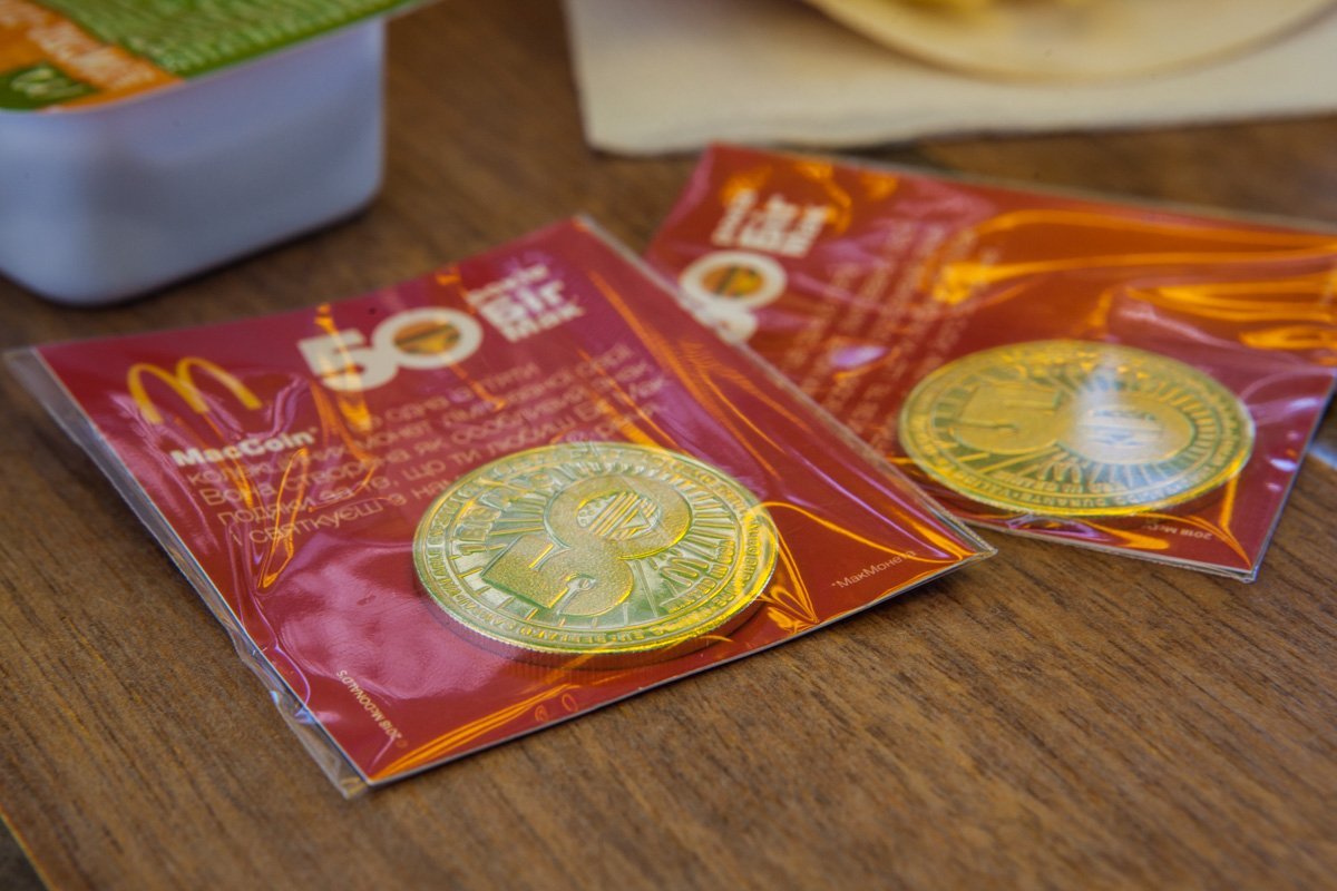 Количество монеток ограничено, поэтому ресторан сам выберет время для раздачи призов