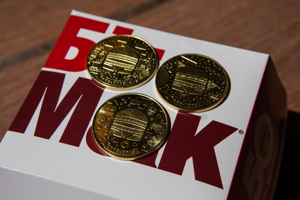 Существует 5 видов коинов. Каждый из них посвящен одной декаде в истории