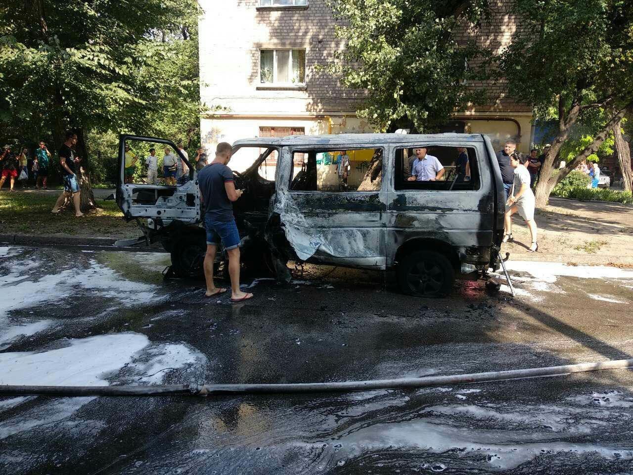 2 августа в Каменском загорелся автомобиль, в котором находился человек 2 августа в Каменском загорелся автомобиль, в котором находился человек