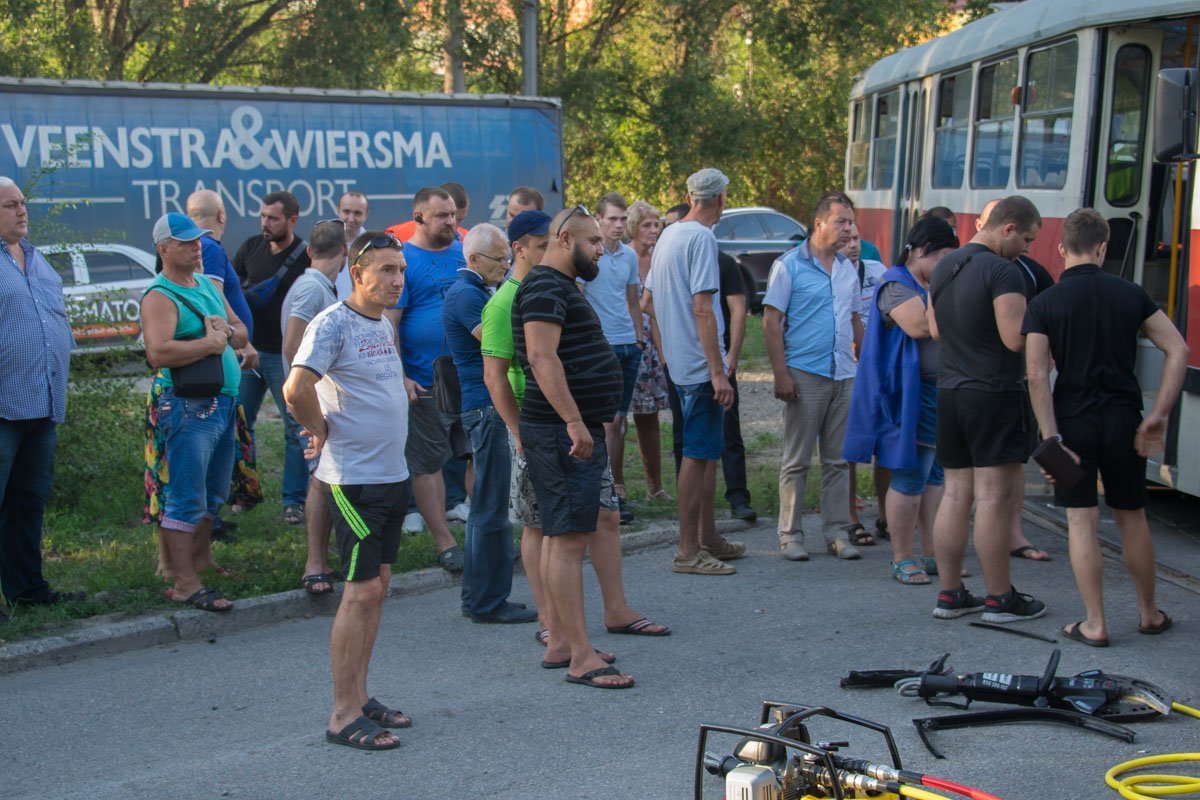 Зеваки собрались посмотреть на происшествие Зеваки собрались посмотреть на происшествие