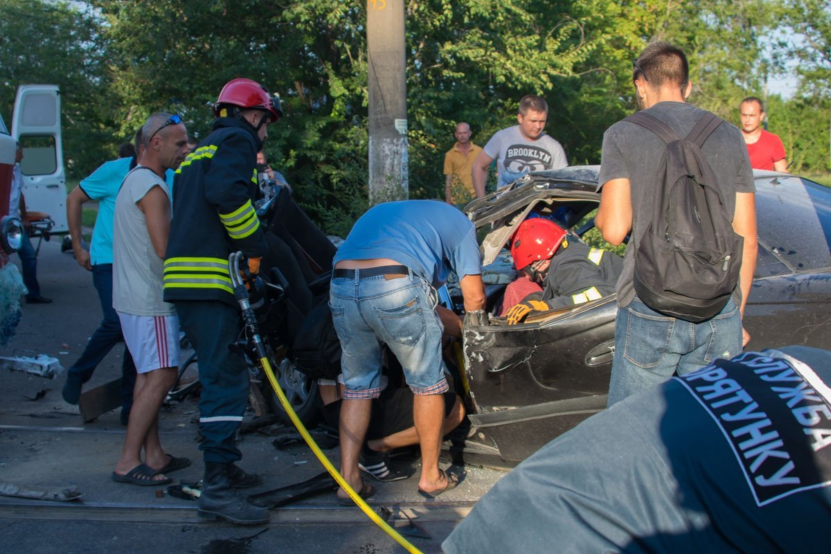 Некоторые очевидцы пытались помочь спасателям достать пострадавшего Некоторые очевидцы пытались помочь спасателям достать пострадавшего