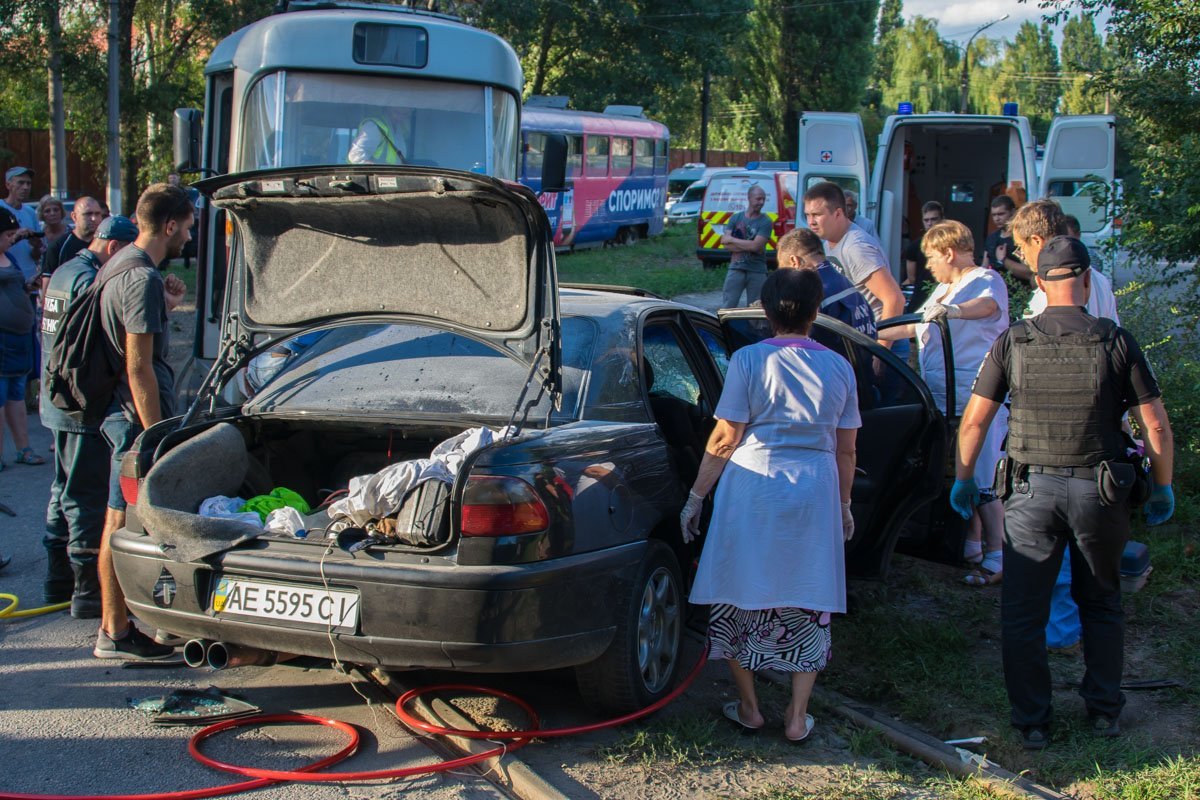 Водитель проигнорировал знак и влетел в трамвай Водитель проигнорировал знак и влетел в трамвай