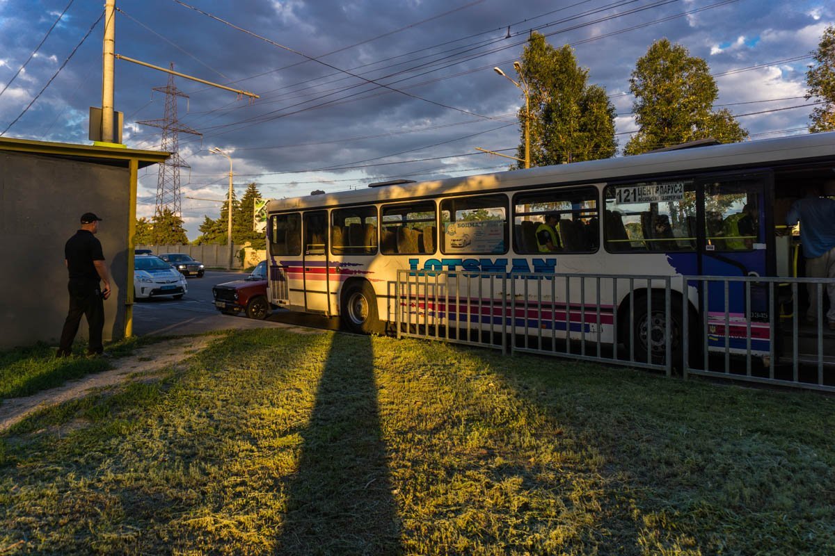 Автобус Lotsman остановился на остановке, чтобы высадить пассажиров