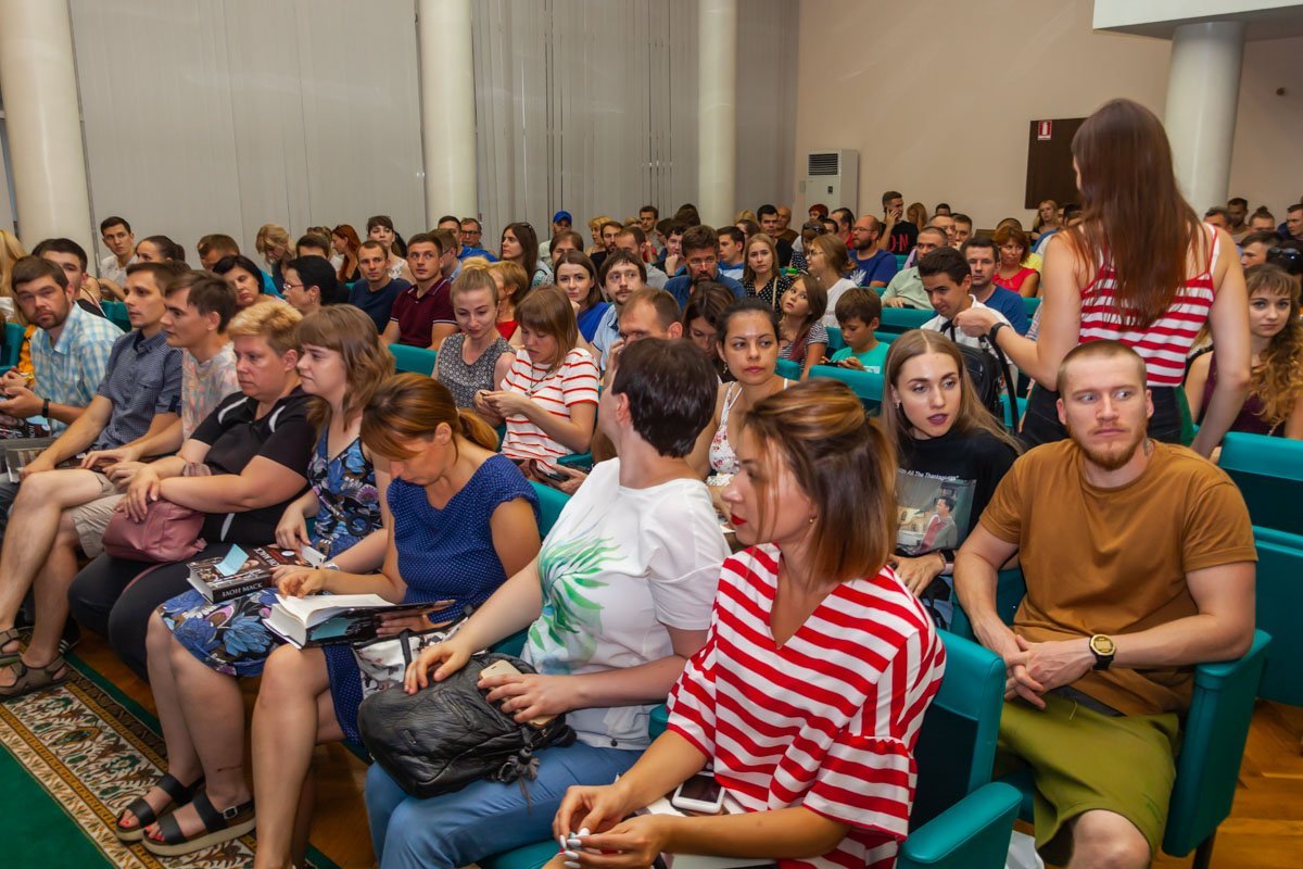 На мероприятии собралось много молодых людей
