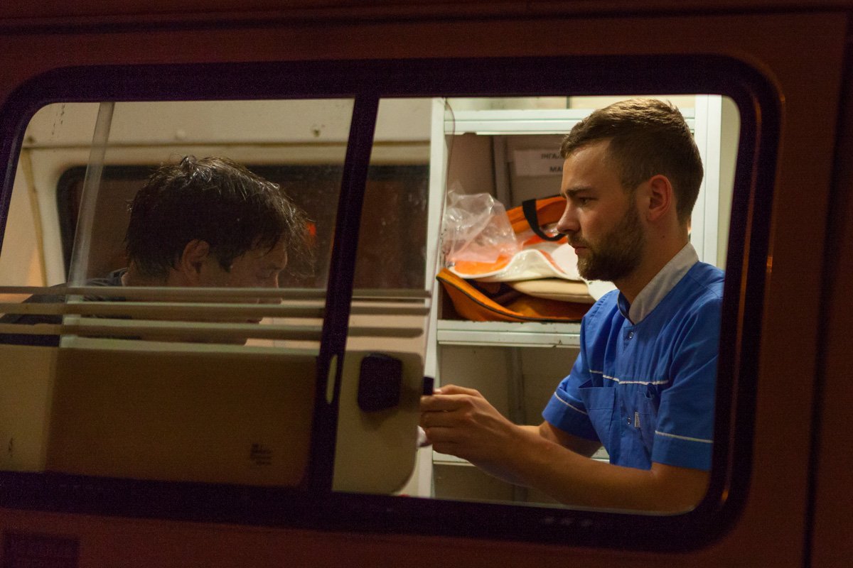 На место прибыли сотрудники скорой медицинской помощи