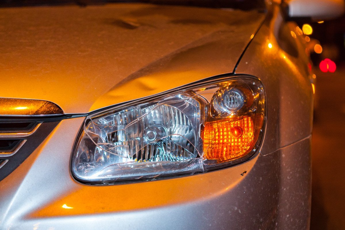 На авто также повреждена фара