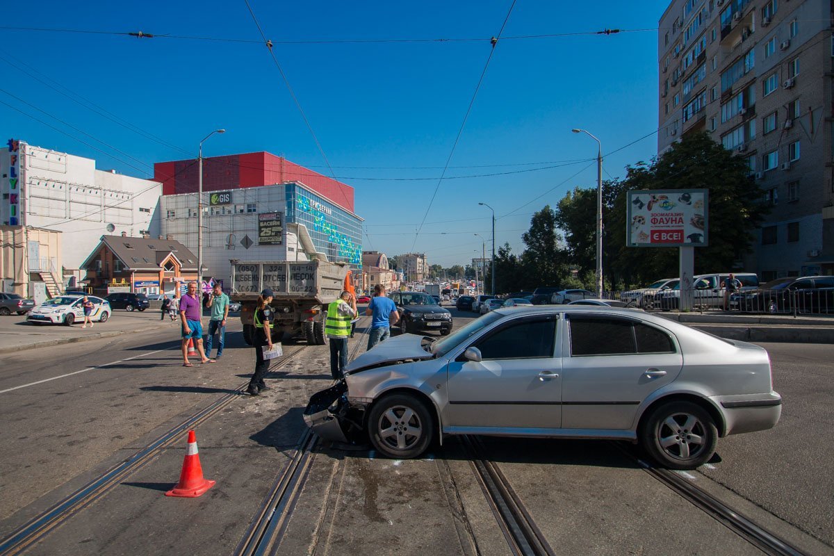 Также затруднено движение автомобилей Также затруднено движение автомобилей