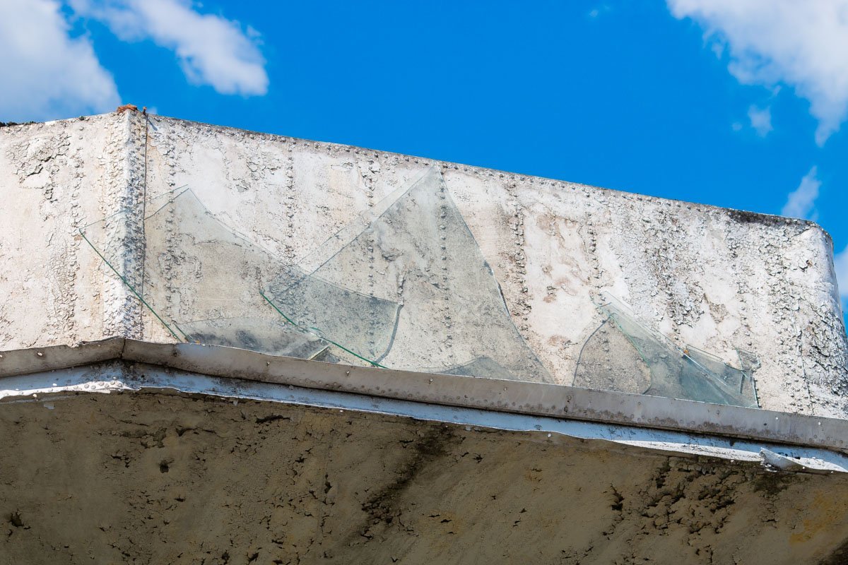 Ходить здесь пока очень опасно, так как на голову может упасть стекло