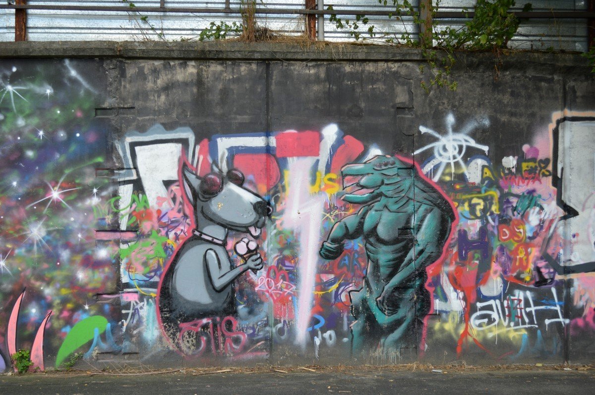 Художники до сих пор дополняют стены стадиона новыми рисунками