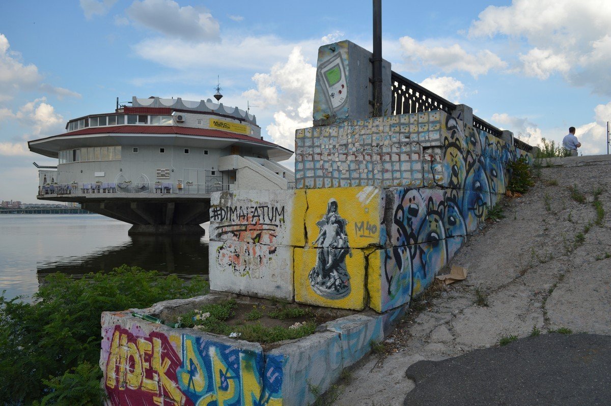 Хоть проект уже не на слуху, этот уголок набережной собирает своих зрителей