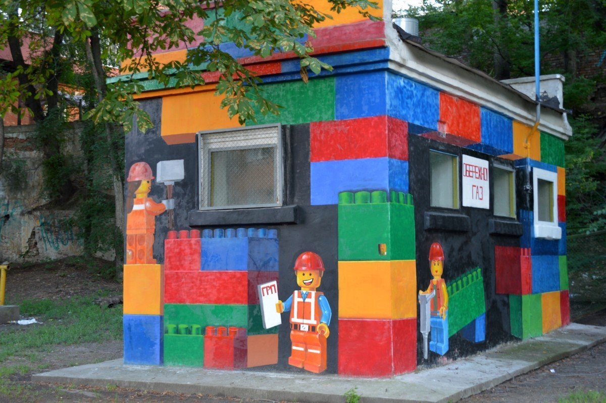 Над созданием необычного настенного рисунка работали волонтеры